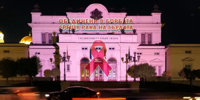 Историческата сграда на Народното събрание грейна в розово