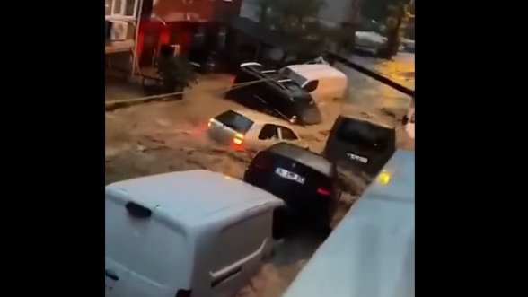 Истанбул под вода, загина 14-годишно дете, коли плават, блокирани са хора